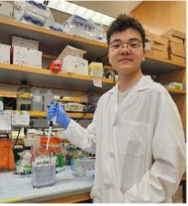 Aidan Jung at lab bench